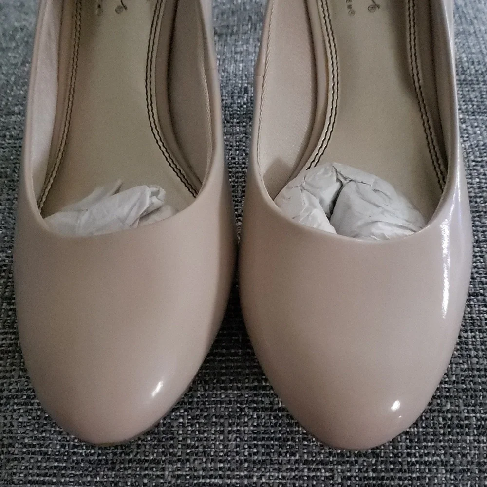 Life Stride Women's Taupe Pumps - Picture 9 of 9